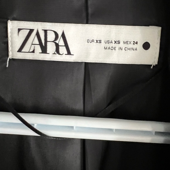 Brand new Zara blazer w roll up sleeves - Picture 2 of 4
